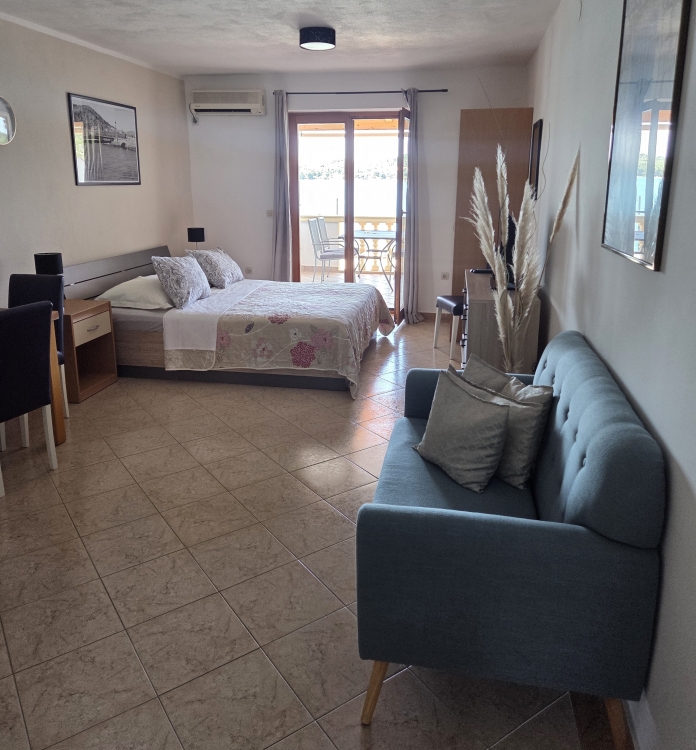 Apartment nr.4 by the sea for two person in Tisno: