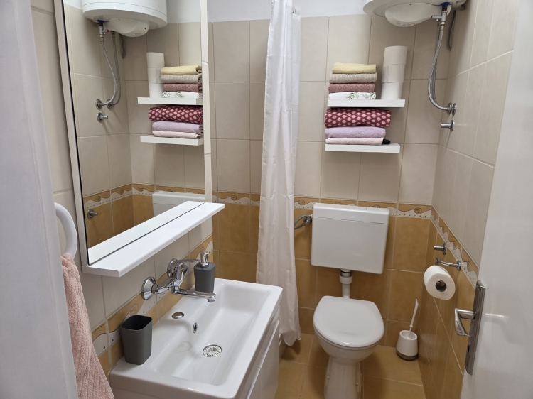 Apartment NR.3 by the sea , Jezera , Island Murter: