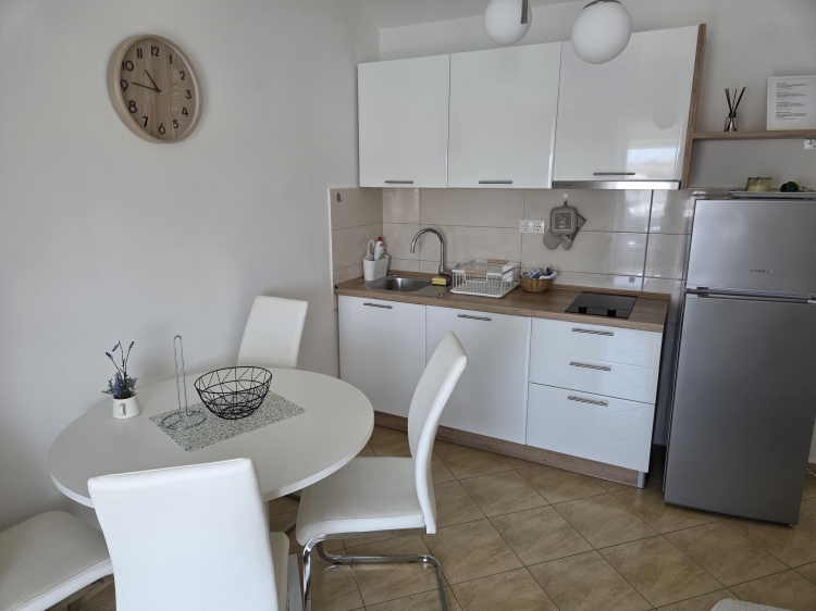 Apartment NR5. by the sea in Jezera, Murter: