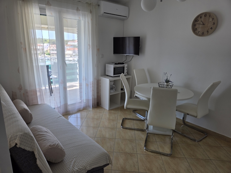 Apartment NR5. by the sea in Jezera, Murter: