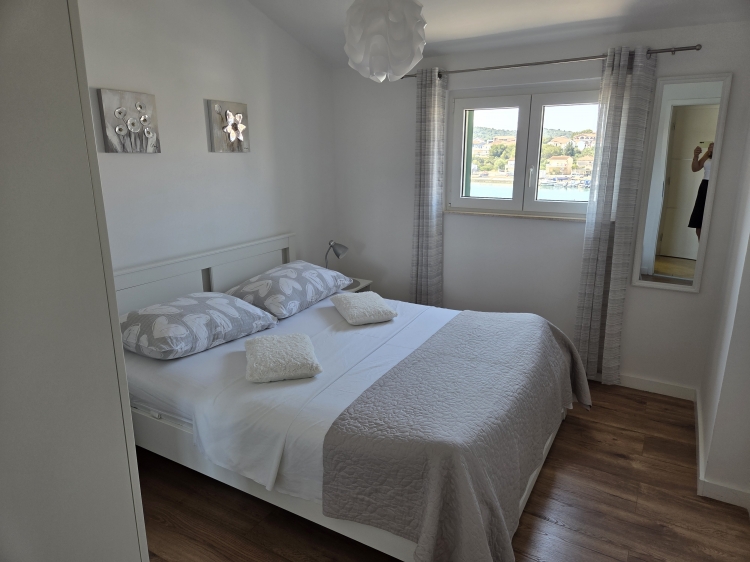 Apartment NR5. by the sea in Jezera, Murter: