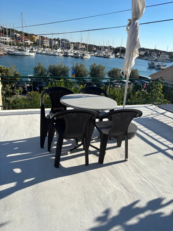 Apartment O. for two directly by the sea: