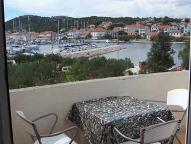 Apartman 2+2 in Jezera by the beach: