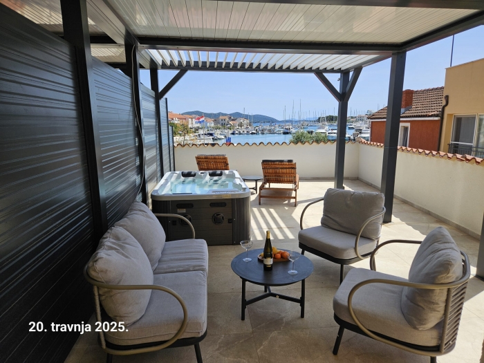 Apartment DORA in center with jacuzzy: