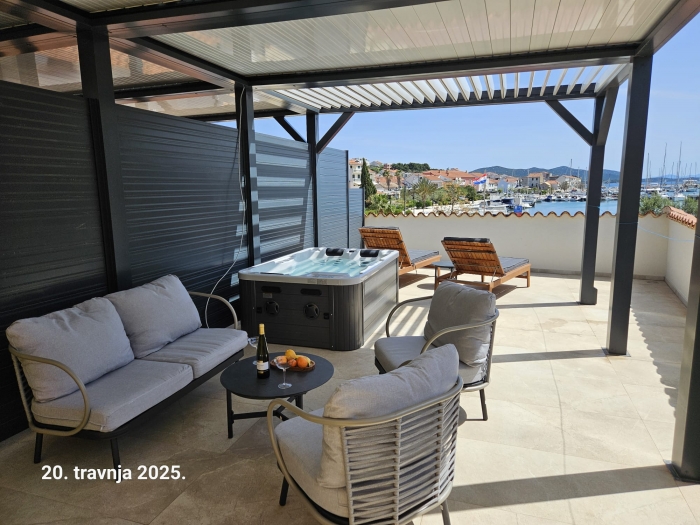 Apartment DORA in center with jacuzzy: